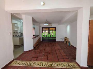 Casa · 190m² · 5 Ambientes · 1 Cochera · Casa en Barrio Huaico