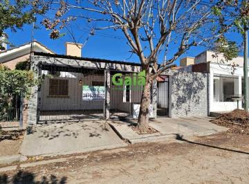 Casa · 190m² · 5 Ambientes · 1 Cochera · Casa en Barrio Huaico