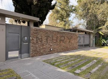 Casa · 310m² · 8 Ambientes · 4 Cocheras · Exclusiva Casa en Gonnet 493 y 24 - 4 Dorm. - Piscina - Quincho Premium - Lote de 817 m²