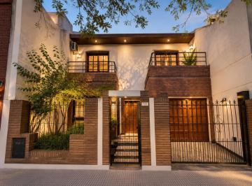 Casa · 193m² · 6 Ambientes · 1 Cochera · Casa en Venta - Flores - Duplex de 6 Ambientes con Quincho y Cochera