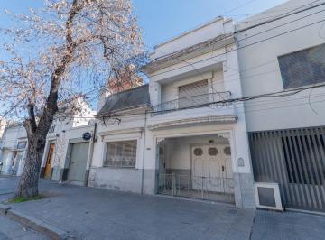 Casa · 242m² · 8 Ambientes · Venta - Casa 4 Dorm. en Barrio Constituyente