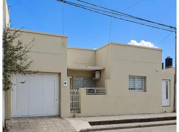 Casa de 6 ambientes, Gualeguaychú · Casa Semi Céntrica, con Garaje y Jardín. Gualeguaychú. Concordia y Maipú.