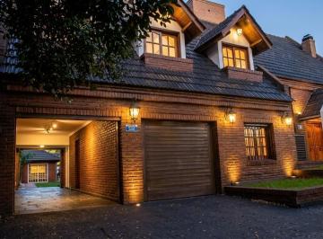 Casa · 340m² · 5 Ambientes · 4 Cocheras · Venta de Casa en Merlo (Bien Ubicada) 4 Dorm. Pileta