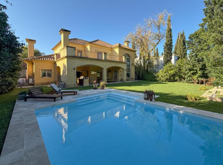 Casa · 320m² · 6 Ambientes · 3 Cocheras