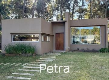 Casa · 214m² · 4 Ambientes · 1 Cochera · Casa en Venta en Costa Esmeralda - Deportiva - Gas Natural