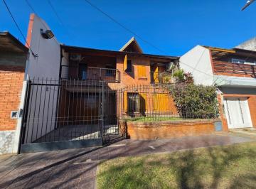 Casa · 256m² · 5 Ambientes · 4 Cocheras · Chalet de 5 Ambientes en Venta El Palomar Apto Crédito Bancario F: 11166