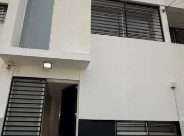 Casa · 200m² · 4 Ambientes · 1 Cochera · Casa de 3 Dorm. en Alquiler