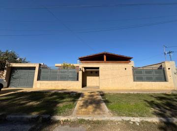 Casa · 241m² · 8 Ambientes · 5 Cocheras · Casa en La Villa America, Capital.