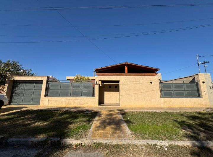 Casa · 241m² · 8 Ambientes · 5 Cocheras
