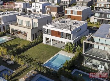 Casa · 238m² · 6 Ambientes · 2 Cocheras · Casa en Venta en El Barrio Carpinchos, Nordelta, Tigre