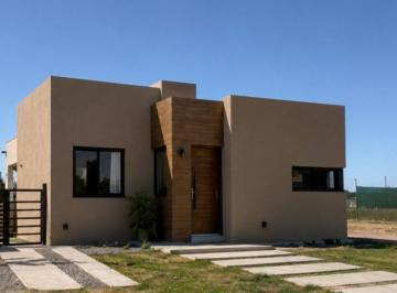 Casa · 92m² · 2 Dormitorios · 2 Cocheras · Casa en Venta 2 Habitaciones en Barrio Privado Vista Oliva, Maipú