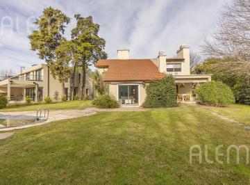 Casa · 180m² · 5 Ambientes · El Ombu Alquiler Anual 3 Dorm.