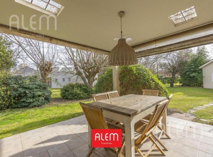 Casa · 180m² · 5 Ambientes