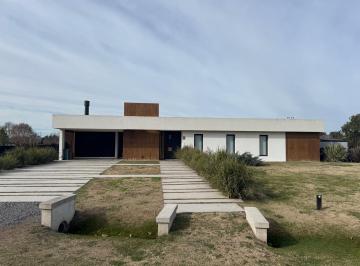 Departamento · 229m² · 3 Dormitorios · Hermosa Casa B° La Primavera Golf Carlos Keen