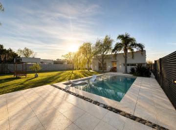 Casa · 120m² · 3 Ambientes · 1 Cochera · Casa Moderna de Dos Dorm. con Parque y Pileta en Roldán. Apta Crédito