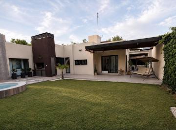 Casa · 330m² · 3 Dormitorios · 4 Cocheras · Openhouse Vende Flamante Casa en Barrio El Cortijo, Chacras de Coria