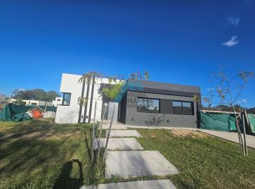 Casa · 162m² · 4 Ambientes · 2 Cocheras · Casa en Venta en Santa Sofía, Pilar del Este, Pilar