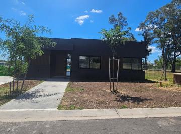 Casa · 162m² · 5 Ambientes · 2 Cocheras · Casa en Venta Ubicado en Santa Sofía, Pilar del Este, Pilar