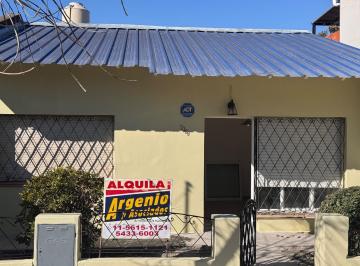 Casa · 80m² · 3 Ambientes · Casa en Alquiler en Ituzaingó – Amplios Espacios y Cochera