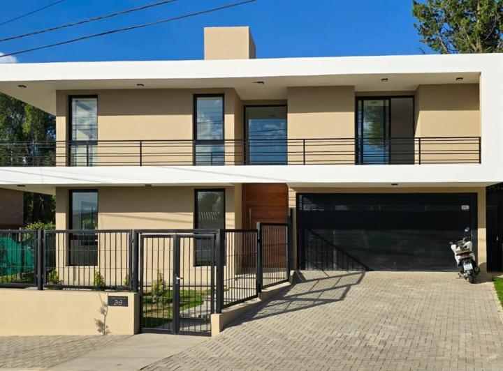 Casa · 600m² · 6 Ambientes · 1 Cochera