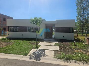 Casa · 162m² · 4 Ambientes · 2 Cocheras · Casa en Venta en Santa Sofía, Pilar del Este, Pilar