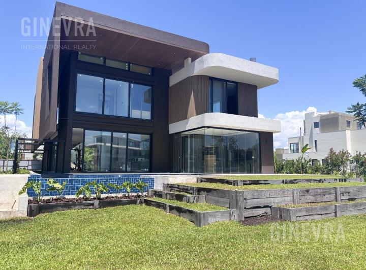 Casa · 550m² · 8 Ambientes · 2 Cocheras