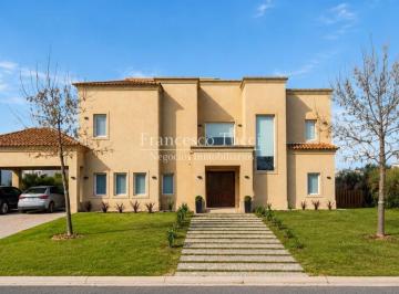 Casa · 236m² · 7 Ambientes · 6 Cocheras · Casa en Venta / Alquiler 7 Ambientes en Terravista