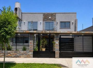 Casa de 4 ambientes, Almirante Brown · Casa 4 Ambientes con Cochera, Pileta y Quincho en Burzaco