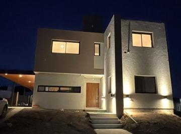 Casa · 140m² · 6 Ambientes · 2 Cocheras · Casa en Alquiler en Tejas 4 - Malagueño