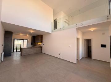 Casa · 150m² · 5 Ambientes · 2 Cocheras · Duplex en Venta en Prados de Manantiales. 3 Dorm.