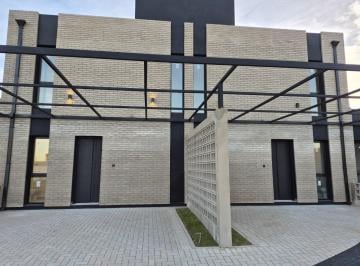 Casa · 92m² · 3 Ambientes · 1 Cochera · Duplex en Venta en Quebrada de Manantiales. 2 Dorm.,2 Baños