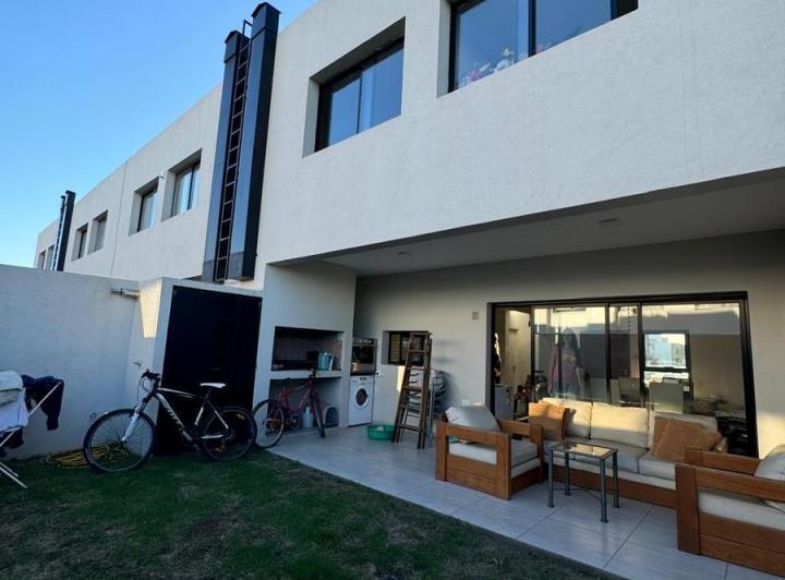 Casa · 136m² · 5 Ambientes · 2 Cocheras