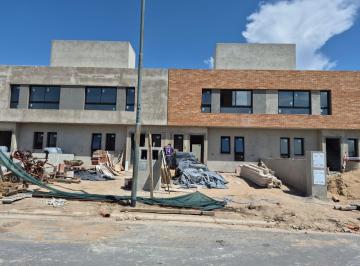 Casa · 120m² · 5 Ambientes · 2 Cocheras · Duplex en Venta en Rincones de Manantiales, 3 Dorm., a Estrenar