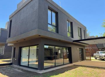 Casa · 166m² · 5 Ambientes · 2 Cocheras · Housing con Seguridad, Unidades de 3 Dorm 3 Baños