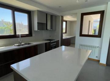 Casa · 243m² · 4 Ambientes · 2 Cocheras · Casa en Terralagos