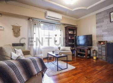 Casa · 151m² · 5 Ambientes · Venta - Permuta Casa 5 Ambientes en Flores con Patio, Terraza y Cochera