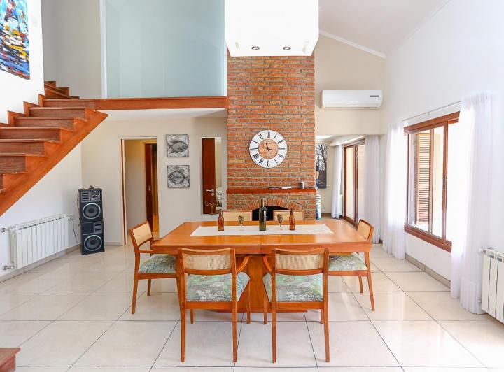 Casa · 300m² · 4 Ambientes · 2 Cocheras