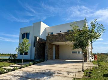 Casa · 900m² · 7 Ambientes · 5 Cocheras · Casa a La Venta en El Naudir