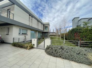 Casa · 260m² · 4 Dormitorios · 1 Cochera · Casa - Neuquen