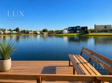 Casa · 185m² · 6 Ambientes · 4 Cocheras · Casa a La Laguna en Venta
