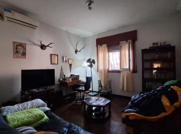 Casa de 5 ambientes, Ituzaingó · Chalet de 5 Ambientes con Terraza, Cochera Doble y Patio con Parrilla, a 9 Cuadras de La Estación.