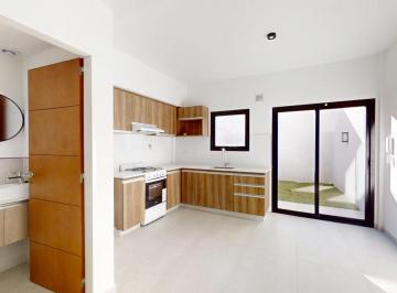 Casa · 96m² · 4 Ambientes · 1 Cochera · Casa en Venta de 4 Ambientes de Olivos con Balcón Terraza y Jardín