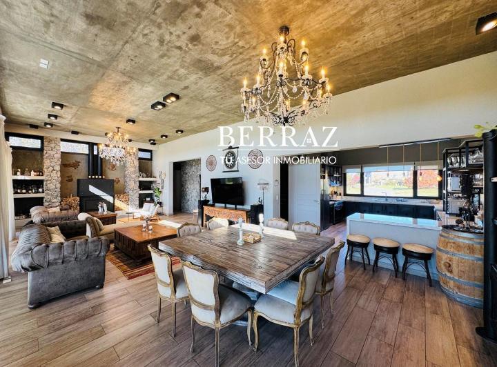 Casa · 301m² · 6 Ambientes · 2 Cocheras