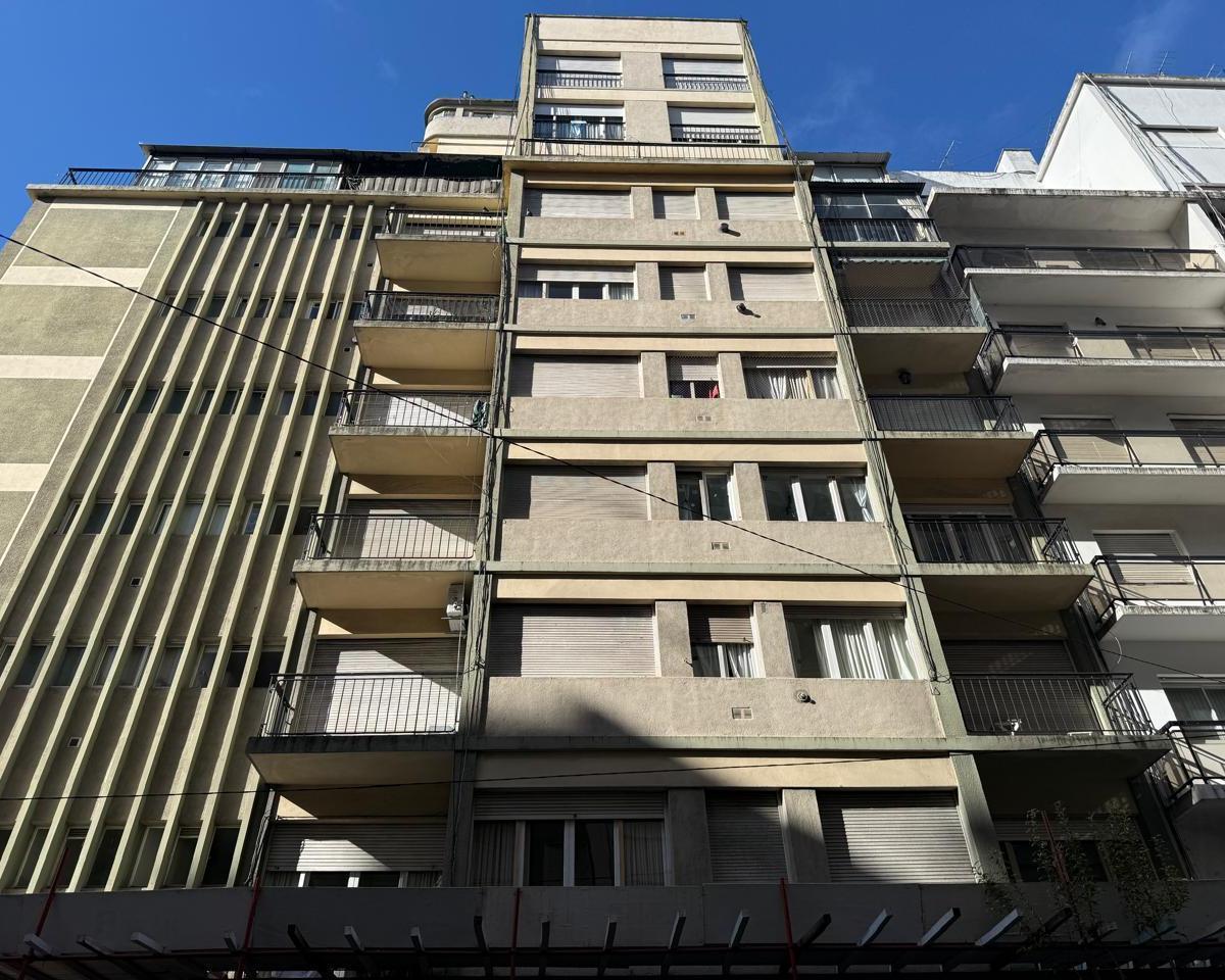 Excelente departamento de ambiente desplazado, 25m² en piso alto con balcón — Centro