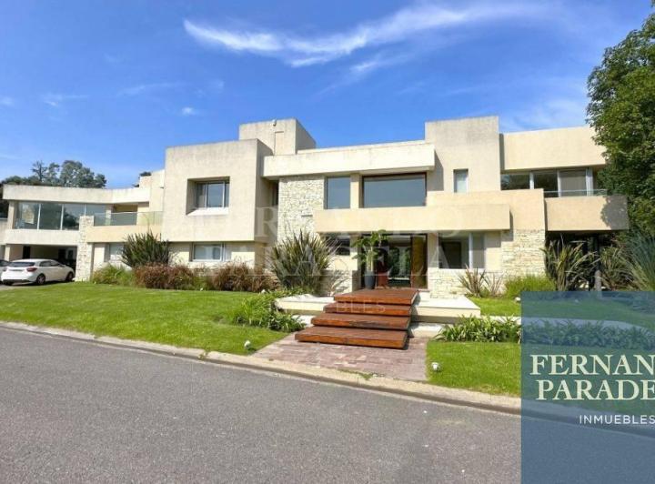 Casa · 488m² · 5 Ambientes · 4 Cocheras