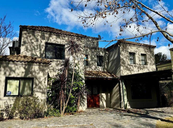 Casa · 255000m² · 6 Ambientes · 2 Cocheras