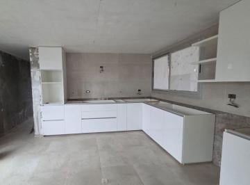 Casa · 227m² · 6 Ambientes · 2 Cocheras · Casa con Obra Al 80% en B° La Carmelina San Martín