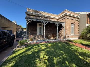 Casa · 300m² · 5 Ambientes · 6 Cocheras · Casa en Venta de 5 Ambientes en Lomas de Zamora