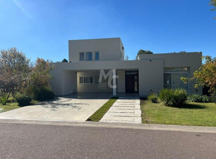 Casa · 198m² · 4 Ambientes · 1 Cochera