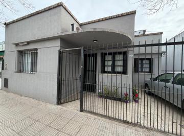Casa · 110m² · 4 Ambientes · 1 Cochera · Venta de 2 Casas con Cochera en Pilar Centro